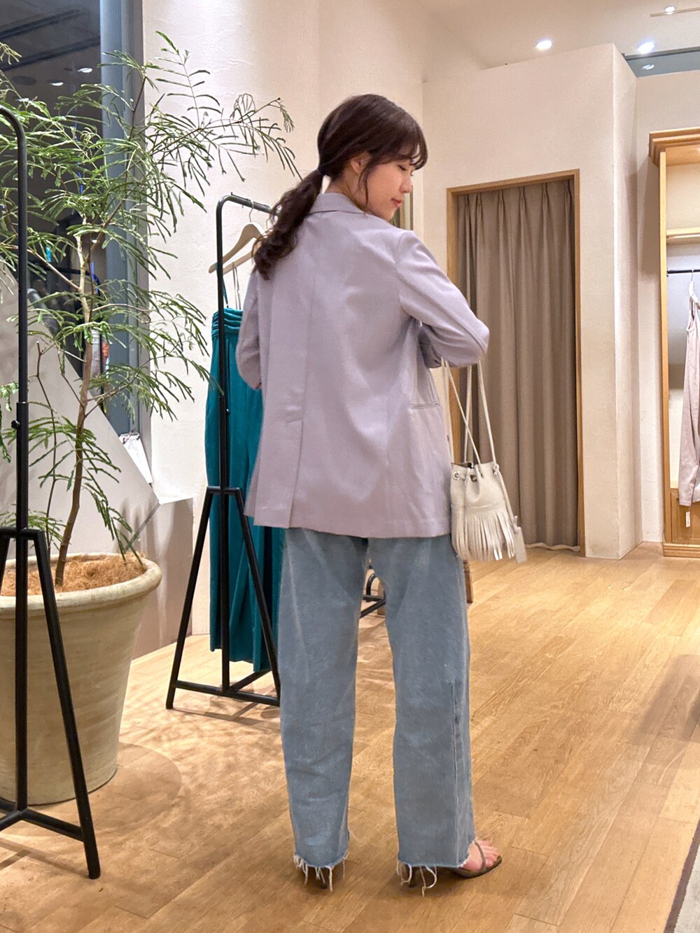 「パンツスタイル、オトナ女子、春服コーデ、カジュアルコーデ、ラクチンコーデ、春色、キレイめカジュアル、ジャケット、ジャケットスタイル、ジャケットコーデ、ジャケット×デニム、スニーカーコーデ、通勤コーデ、高身長女子、淡色コーデ」｜「COLLAGE GALLARDAGALANTEのリネンライクダブルジャケット（テーラードジャケット、グレー系）」を使った、EBINAさん（レディース・166cm）の春コーディネートの2枚目の写真