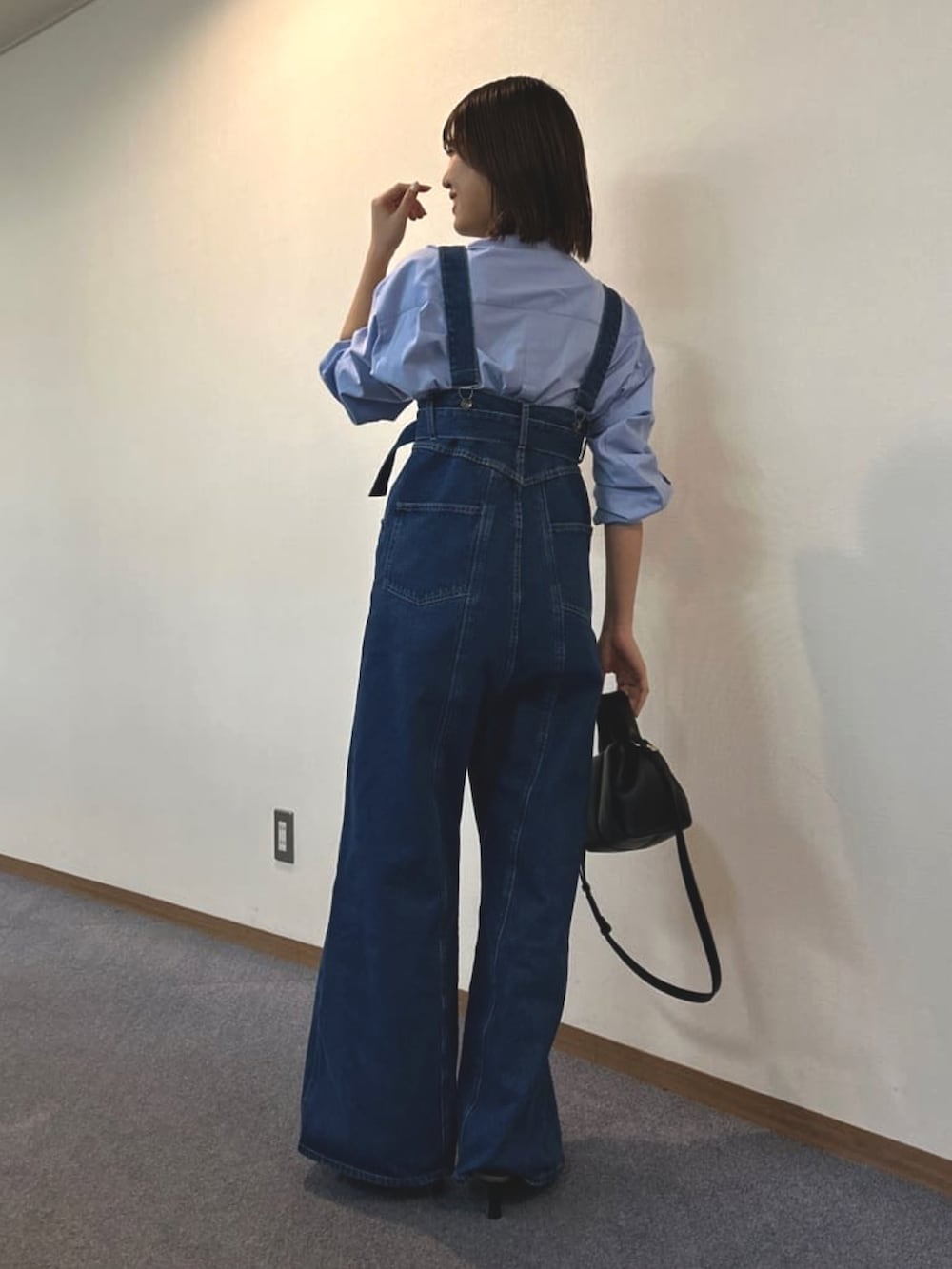 「春のNewスタイル、シンプル、春カラー、きれいめコーディネート、デニム、デニムパンツ、サロペット、サロペットコーデ、シャツ、シャツスタイル、ブルーシャツ」｜「COLLAGE GALLARDAGALANTEのサスペンダーデニム/5WAY/Q.anos（サロペット/オーバーオール、ブルー系）」を使った、EBINAさん（レディース・166cm）の春コーディネートの2枚目の写真