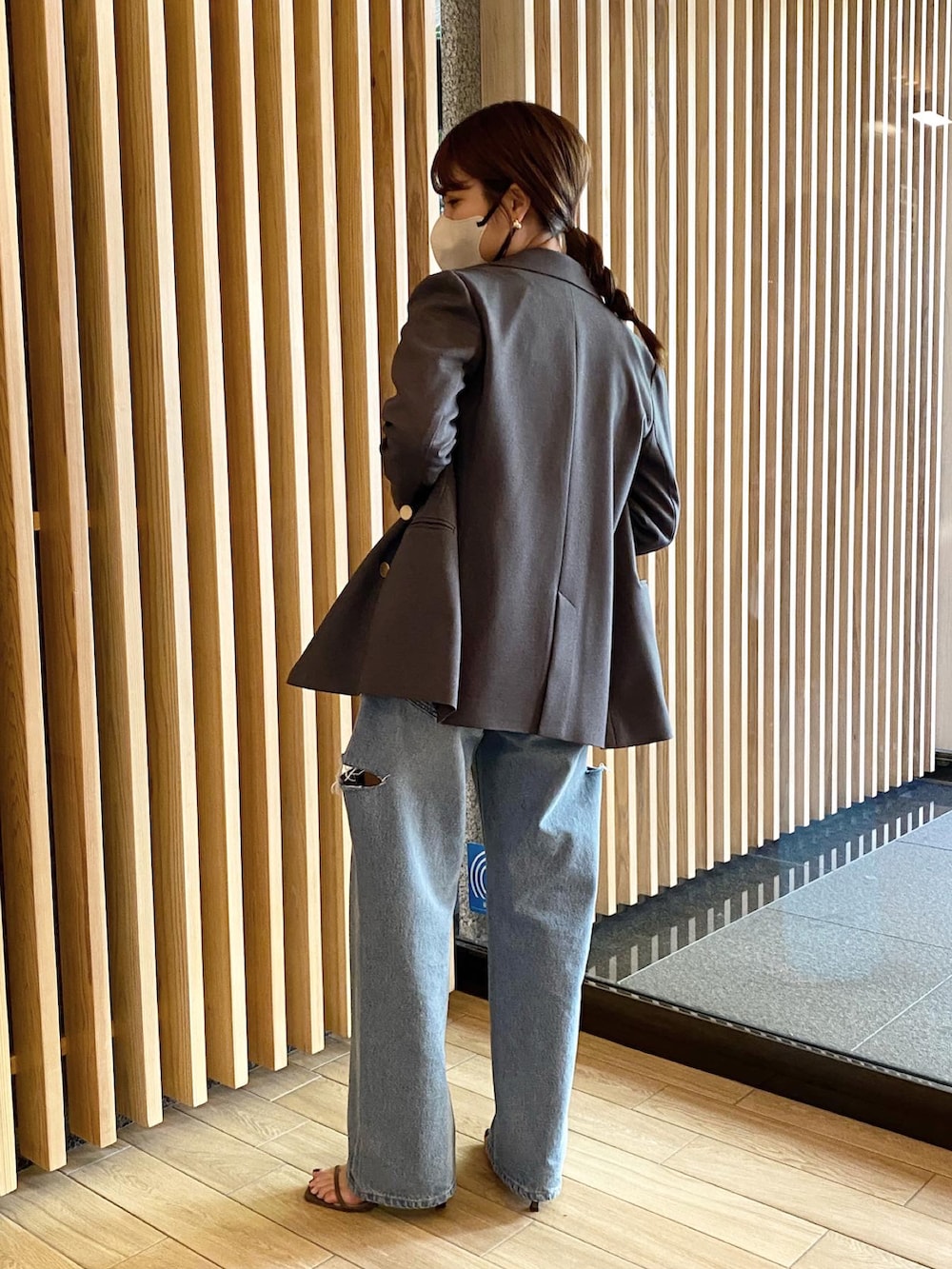 「秋冬コーデ、ラクチンコーデ、オトナ女子、休日コーデ、大人ファッション、着回しコーデ、大人かわいい、デニム、デニムパンツ、デニムジャケット、ジャケット、ジャケットスタイル、ジャケットコーデ、おしゃれさんと繋がりたい、シンプルスタイル」|「COLLAGE GALLARDAGALANTEのウールライクダブルジャケット/セットアップ可(テーラードジャケット、グレー系)」を使った、EBINAさん(レディース・166cm)の秋コーディネートの2枚目の写真