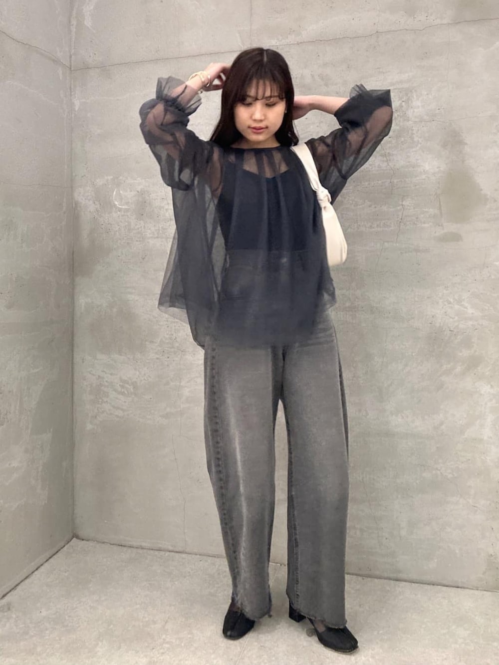「春コーデ、オトナカジュアル、おでかけコーデ、休日スタイル、大人かわいい、大人女子、大人ガーリー、ブラック、ボリューム袖、淡色コーデ、デニムパンツ、大人コーデ、ブラックコーデ、肌見せ、シアートップス」｜「COLLAGE GALLARDAGALANTEの今季一押しデニム/ブルージュデニム/Q.anos/キュアノス（デニムパンツ、ブラック系）」を使った、EBINAさん（レディース・166cm）の春コーディネートの3枚目の写真