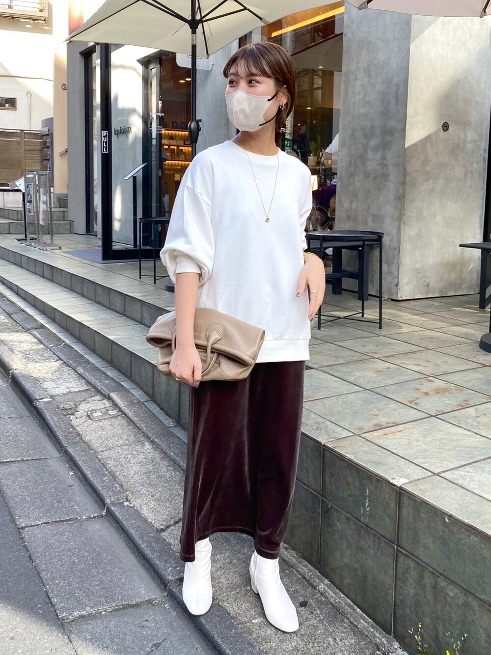 「カジュアル、オトナ女子、オトナカジュアル、シンプルコーデ、ootd、淡色コーデ、秋コーデ、ワンピーススタイル、高身長コーデ、スウェット、スウェットコーデ、高身長女子、骨格ストレート、イエベ秋」|「COLLAGE GALLARDAGALANTEのAnversプリント/ロゴスウェット(スウェット、ホワイト系)」を使った、EBINAさん(レディース・166cm)の夏コーディネートの2枚目の写真