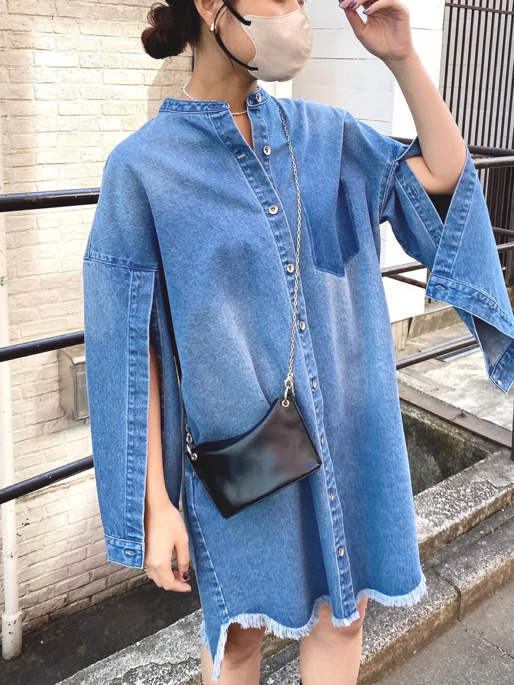 「秋冬コーデ、大人ファッション、休日スタイル、カジュアル、オトナ女子、高身長コーデ、デニム、デニムワンピース、今日のコーデ、オトナカジュアル、骨格ストレート、イエベ秋、ダメージデニム、袖ボリューム、サイドゴアブーツ」｜「COLLAGE GALLARDAGALANTEのデニムミニワンピース/Q.anos/キュアノス（シャツワンピース、ブルー系）」を使った、EBINAさん（レディース・166cm）の秋コーディネートの3枚目の写真