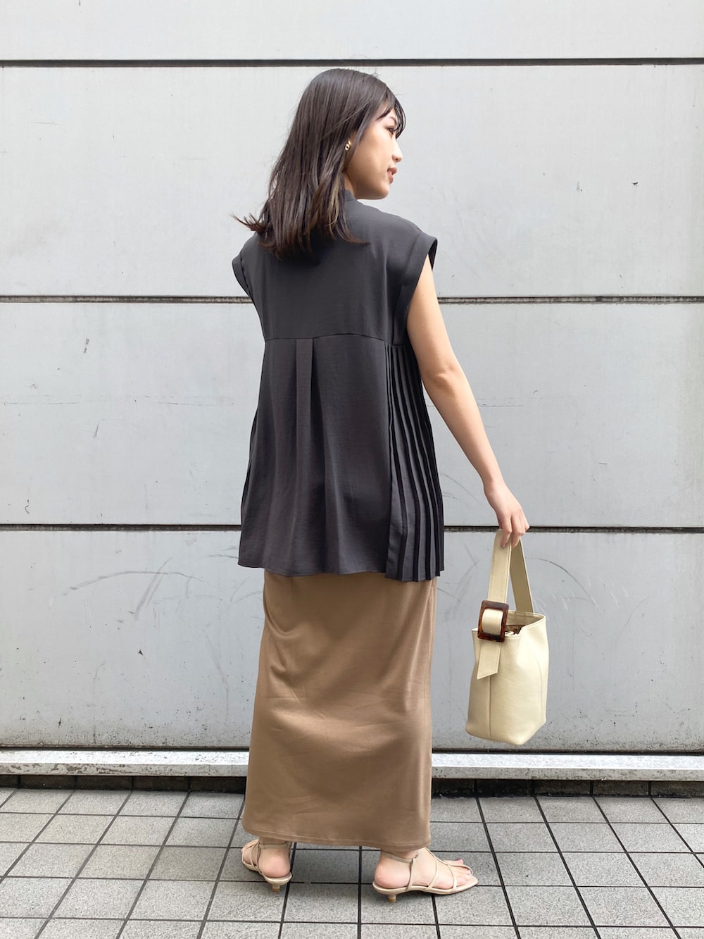「ごきげんウィーク、お出かけコーデ、春コーデ、カジュアル、大人女子、高身長女子、ootd、デート、お仕事コーデ、ブラウス、春夏コーデ」｜「COLLAGE GALLARDAGALANTEのサイドプリーツジョーゼットキーネックブラウス/しわになりにくい/手洗い可（シャツ/ブラウス、グレー系）」を使った、EBINAさん（レディース・166cm）の春コーディネートの2枚目の写真