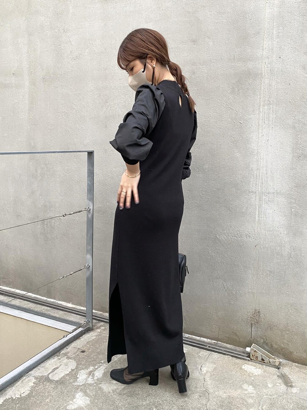 「秋冬コーデ、あったかコーデ、大人ファッション、ラクチンコーデ、ダウンジャケット、ダウンコート、ワンピース、オケージョン、ボストンバッグ、ブラック、ブラックコーデ、オトナ女子、淡色コーデ、高身長コーデ、ワントーンコーデ」｜「PAPILLONNERのボストンミニ/SEAU/PAPILLONNER/パピヨネ/WEB限定（ボストンバッグ、ブラック系）」を使った、EBINAさん（レディース・166cm）の秋コーディネートの3枚目の写真