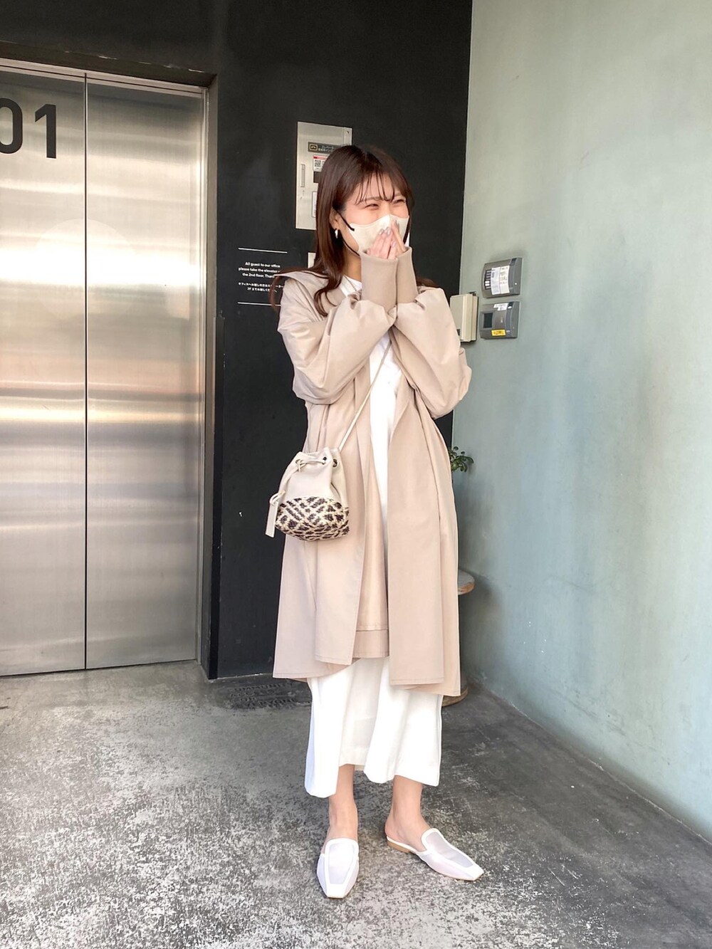 「ootd、カジュアルコーデ、シンプルコーデ、大人コーデ、キレイめ、着回しコーデ、ジャンスカ、春アウター、シアートップス、春先取り、休日スタイル、高身長コーデ、おしゃれさんと繋がりたい、ガーリーコーデ、キャミワンピ」|「COLLAGE GALLARDAGALANTEのオープンカラーエアリーコート(その他アウター、ベージュ系)」を使った、EBINAさん(レディース・166cm)の冬コーディネートの2枚目の写真