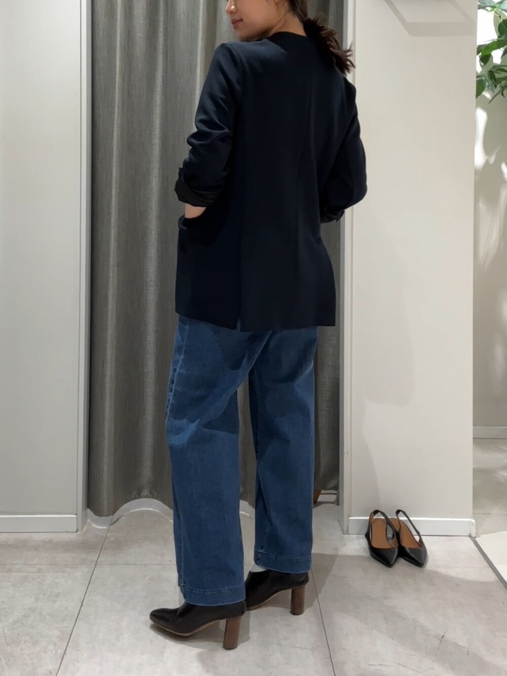 「大人女子、キレイめカジュアル、デニム、デニムパンツ、ジャケット、ジャケットスタイル、ジャケットコーデ、シアー、シアートップス」｜「COLLAGE GALLARDAGALANTEのQ.anos/ストレッチスラックスデニム（デニムパンツ、ブルー系）」を使った、EBINAさん（骨格ウェーブ・レディース・166cm）の冬コーディネートの2枚目の写真