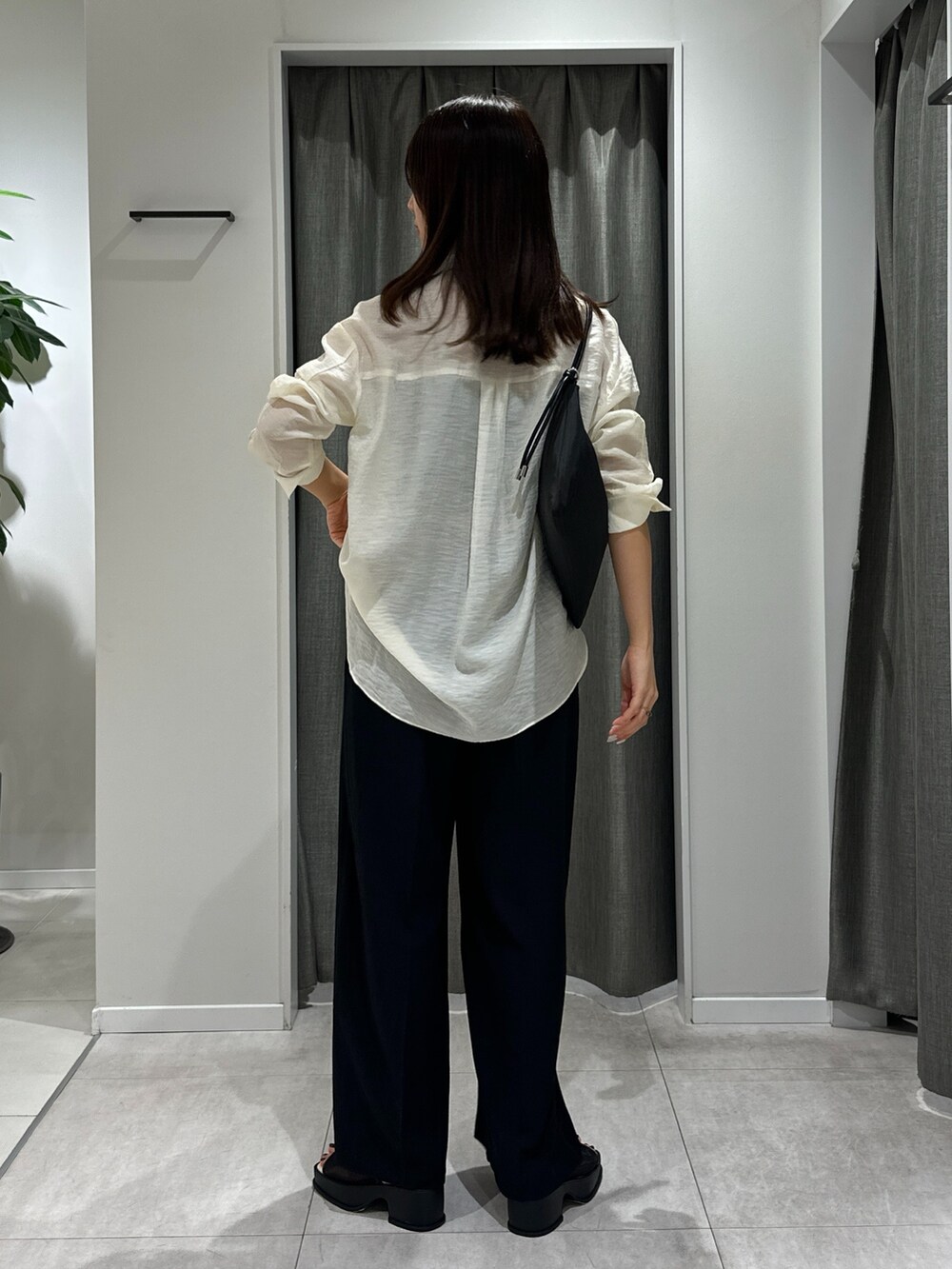 「ワイドパンツ、サンダル、春夏コーデ、淡色コーデ、シンプルコーデ、きれいめカジュアル、休日スタイル、シアートップス、お出かけコーデ、オトナカジュアル、大人ファッション、パンツスタイル、ootd、オトナ女子、ラフコーデ」｜「COLLAGE GALLARDAGALANTEのジャージワイドパンツ/セットアップ可/WEB限定カラー・サイズ展開（その他パンツ、ブラック系）」を使った、EBINAさん（骨格ウェーブ・レディース・166cm）の春コーディネートの2枚目の写真
