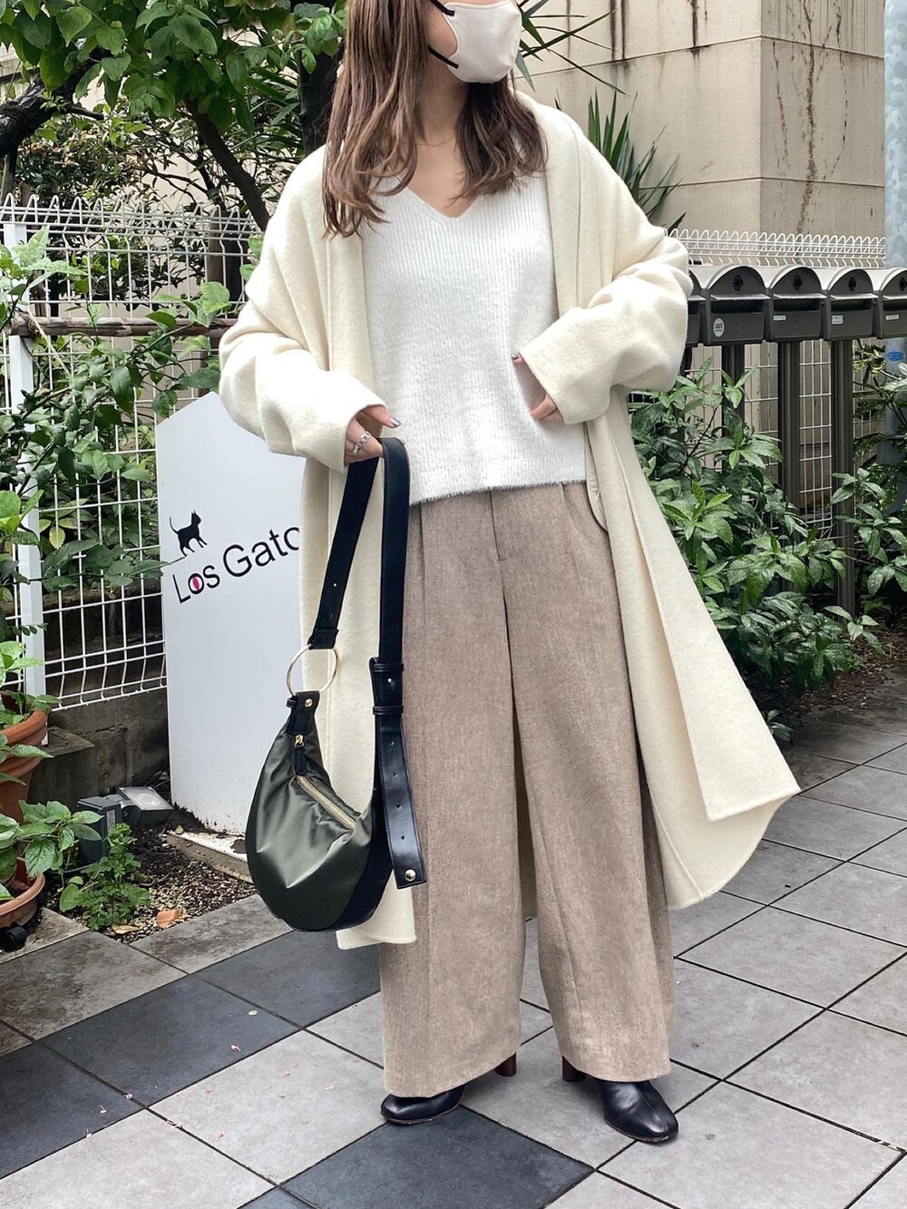 「秋服、秋コーデ、カジュアル、今日のコーデ、オトナ女子、シンプルコーデ、おしゃれさんと繋がりたい、大人かわいい、ootd、休日コーデ、ニット、あったかコーデ、ワイドパンツ、ウールコート、ウールパンツ」｜「COLLAGE GALLARDAGALANTEの一押し/バサッとは羽織るだけでキマる/リバーガウンコート（ノーカラーコート、イエロー系）」を使った、EBINAさん（レディース・166cm）の秋コーディネートの2枚目の写真