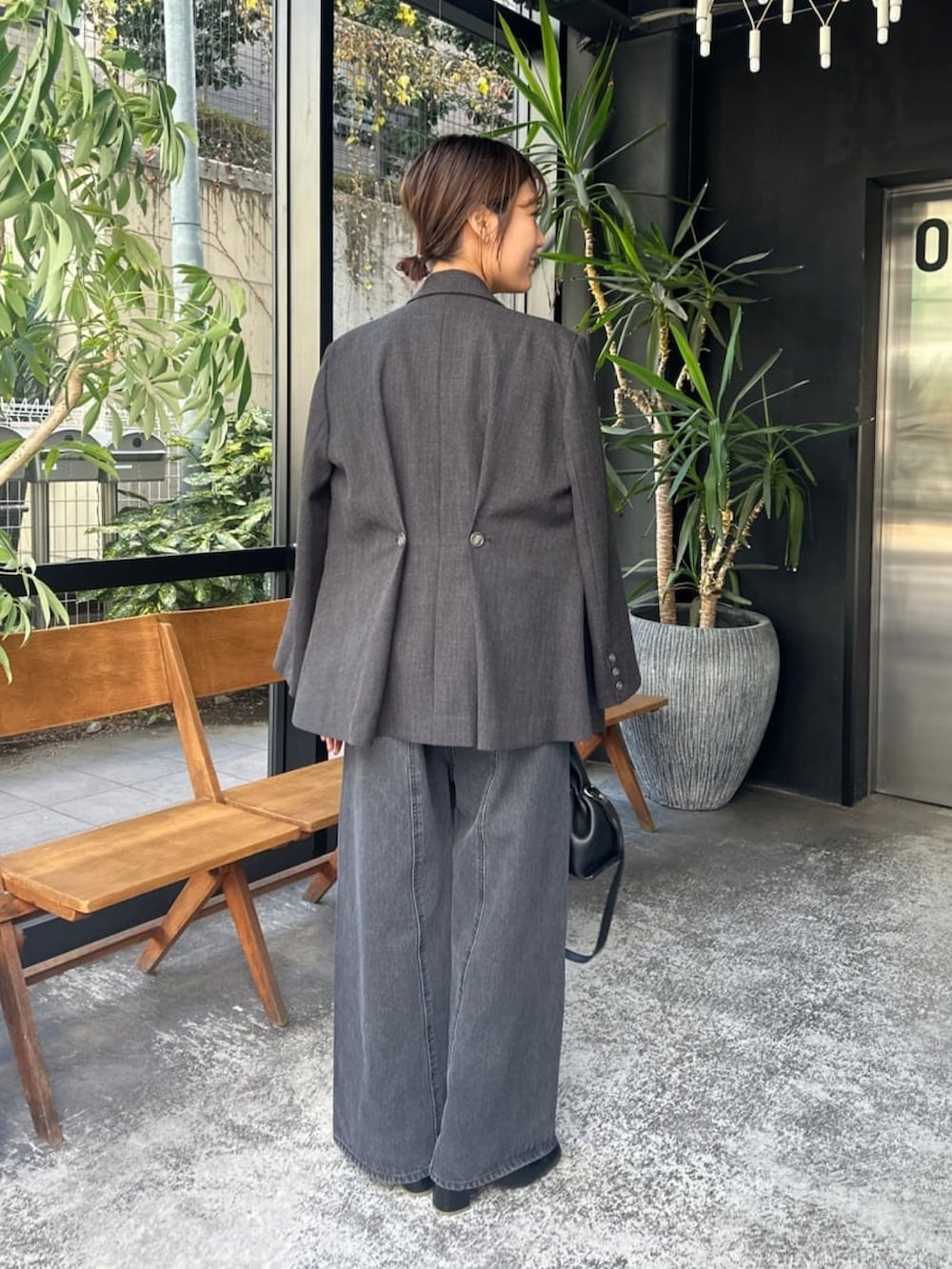 「春のNewスタイル、シンプル、ラフコーデ、グレー、デニム、デニムパンツ、サロペット、サロペットコーデ、ジャケット、ジャケットスタイル、ジャケットコーデ」|「COLLAGE GALLARDAGALANTEのサスペンダーデニム/5WAY/Q.anos(サロペット/オーバーオール、ブルー系)」を使った、EBINAさん(レディース・166cm)の春コーディネートの2枚目の写真