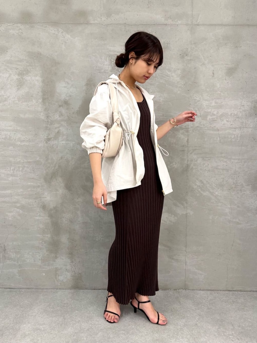 「休日コーデ、オトナ女子、春服コーデ、カジュアルコーデ、ラクチンコーデ、春色、春、ジャケット、キレイめカジュアル、春カラー、高身長女子、淡色コーデ、骨格ストレート、大人カジュアル、きれいめコーディネート」｜「COLLAGE GALLARDAGALANTEのリブニットタイトワンピース（ワンピース、グレー系）」を使った、EBINAさん（レディース・166cm）の春コーディネートの3枚目の写真