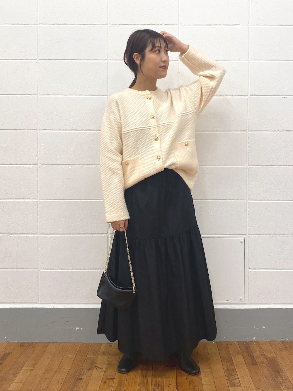 「秋冬コーデ、あったかコーデ、大人ファッション、ラクチンコーデ、ootd、おでかけ、休日スタイル、高身長女子、ティアードスカート、ツイードジャケット、ツイード」｜「PAPILLONNERのオケージョンからデイリーまで/アクセサリー、ベルトにも変化/チャーム付チェーン3WAYバッグ/PAPILLONNER/パピヨネ/（ショルダーバッグ、パープル系）」を使った、EBINAさん（レディース・166cm）の秋コーディネートの2枚目の写真