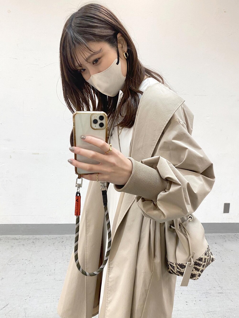 「ootd、カジュアルコーデ、シンプルコーデ、大人コーデ、キレイめ、着回しコーデ、ジャンスカ、春アウター、シアートップス、春先取り、休日スタイル、高身長コーデ、おしゃれさんと繋がりたい、ガーリーコーデ、キャミワンピ」|「COLLAGE GALLARDAGALANTEのオープンカラーエアリーコート(その他アウター、ベージュ系)」を使った、EBINAさん(レディース・166cm)の冬コーディネートの3枚目の写真
