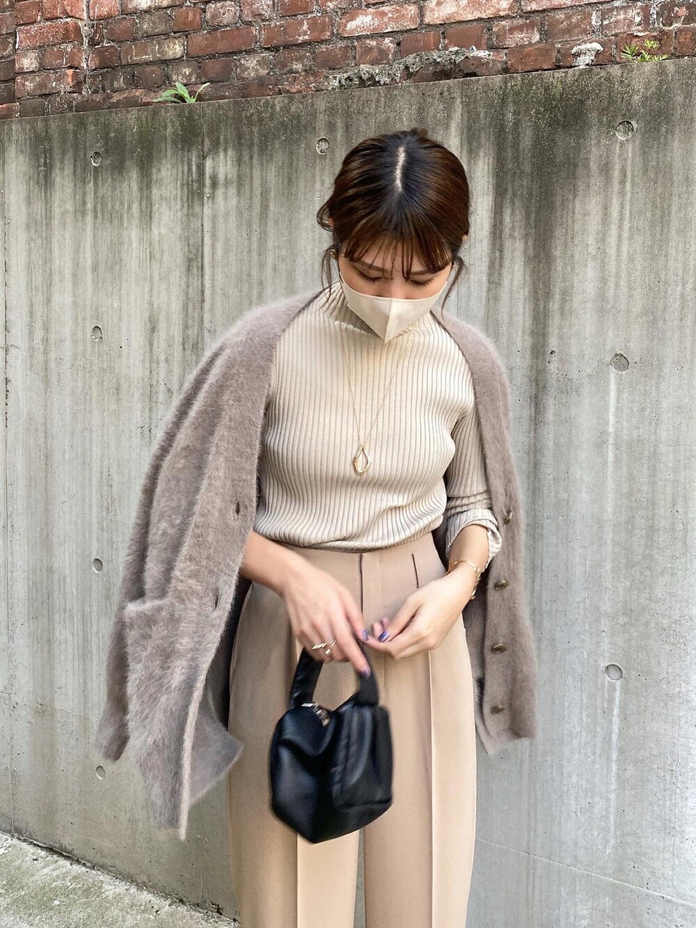 「秋冬コーデ、オトナ女子、大人かわいい、楽チンコーデ、休日スタイル、ootd、高身長コーデ、おしゃれさんと繋がりたい、大人女子、パンツコーデ、淡色女子、タートルネック、淡色、ハイネックニット、カーディガンコーデ」|「PAPILLONNERのレザースクエアトゥヒール/PAPILLONNER/パピヨネ(パンプス、ブラック系)」を使った、EBINAさん(レディース・166cm)の秋コーディネートの2枚目の写真