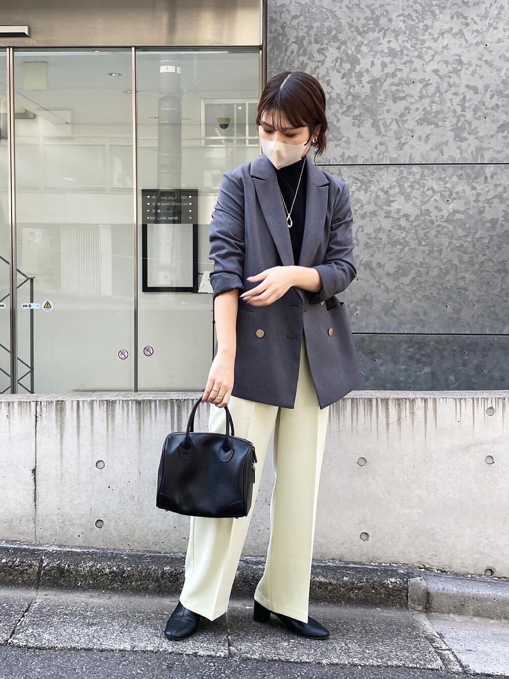 「秋冬コーデ、あったかコーデ、大人ファッション、お仕事コーデ、オフィスカジュアル、オトナ女子、休日スタイル、高身長コーデ、ジャケット、ジャケットスタイル、カラーパンツ、ボストンバッグ、高身長女子」|「PAPILLONNERのボストンミニ/SEAU/PAPILLONNER/パピヨネ/WEB限定(ボストンバッグ、ブラック系)」を使った、EBINAさん(レディース・166cm)の秋コーディネートの2枚目の写真