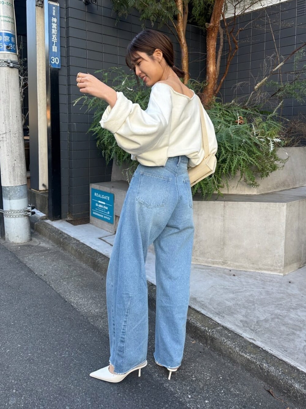 「春のNewスタイル、春服コーデ、おでかけコーデ、きれいめカジュアル、オトナ女子、デニム、デニムパンツ、デニムコーデ、スウェット、スウェットコーデ」｜「COLLAGE GALLARDAGALANTEの【Q.anos/キュアノス】ブルージュデニム（デニムパンツ、ブルー系）」を使った、EBINAさん（レディース・166cm）の春コーディネートの2枚目の写真