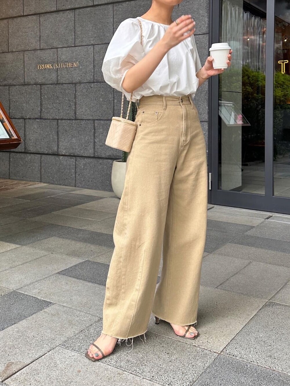 「お出かけコーデ、オトナ女子、休日コーデ、オトナカワイイ、白ブラウス、デニム、淡色コーデ、淡色女子、キレイめコーデ、シアートップス、おでかけ、骨格ストレート、ホワイト、ベージュ、大人ガーリー」｜「COLLAGE GALLARDAGALANTEの【Q.anos/キュアノス】ブルージュデニム（デニムパンツ、ブルー系）」を使った、EBINAさん（レディース・166cm）の春コーディネートの3枚目の写真