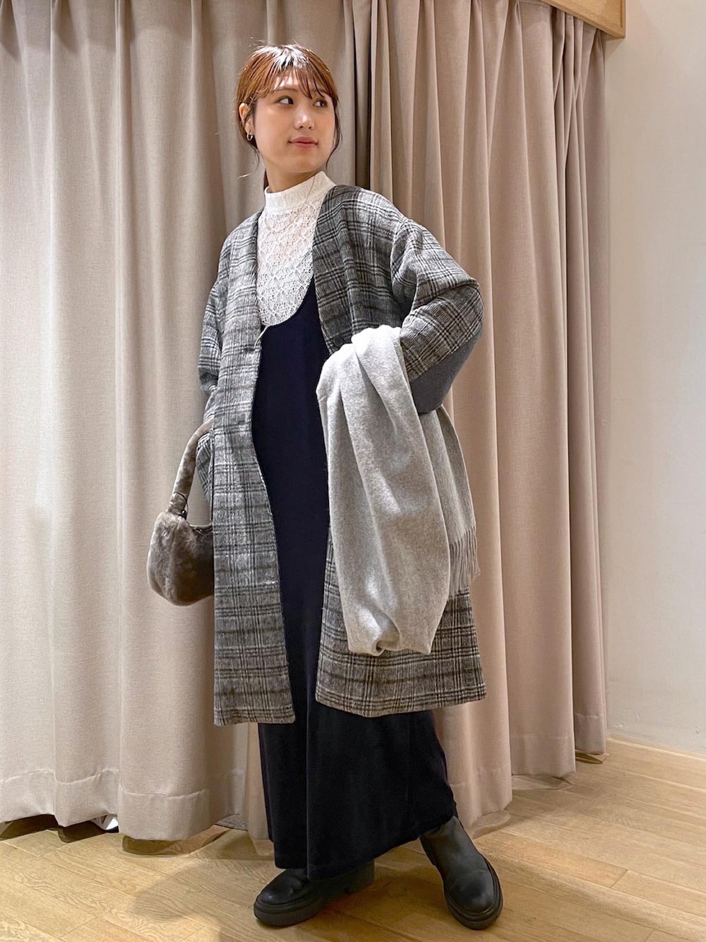「秋冬コーデ、あったかコーデ、大人ファッション、ラクチンコーデ、休日スタイル、カジュアル、オトナ女子、タートルネック、淡色コーデ、冬アウター、休日コーデ、高身長コーデ、ベロアワンピース、ワンピース、チェックコート」|「COLLAGE GALLARDAGALANTEの後ろ姿もアクセントに/グレンチェック配色コート(ノーカラーコート、ブラック系)」を使った、EBINAさん(レディース・166cm)の秋コーディネートの2枚目の写真