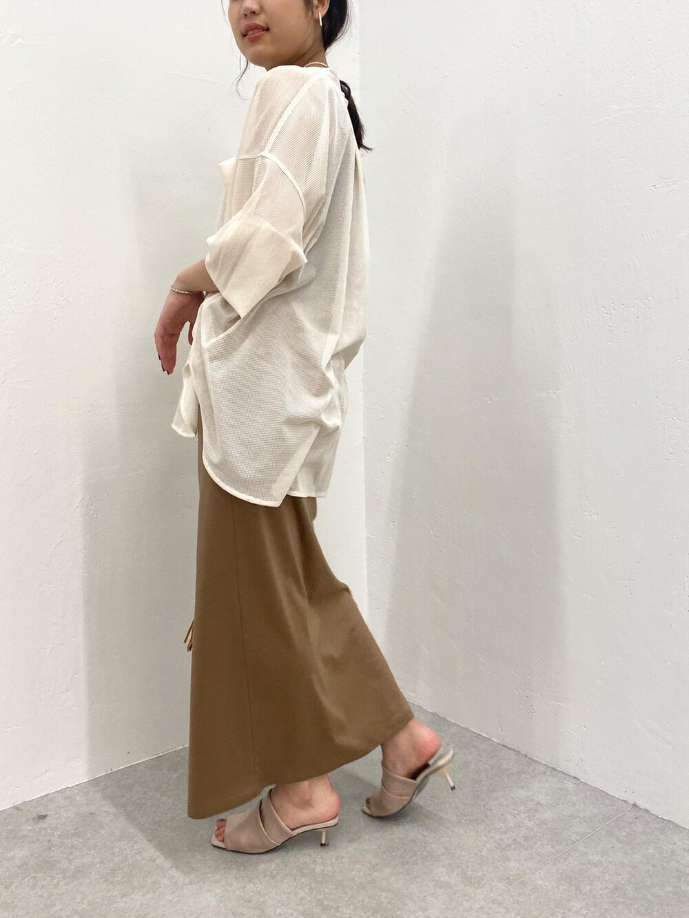 「ごきげんウィーク、お出かけコーデ、カジュアル、休日コーデ、着回しコーデ、ootd、リラックススタイル、ＧＷ、オトナカジュアル、高身長女子、オトナカワイイ、シャツ、ブラウス」｜「COLLAGE GALLARDAGALANTEの抜け感を演出するメッシュオーバーシャツ（シャツ/ブラウス、ホワイト系）」を使った、EBINAさん（レディース・166cm）の春コーディネートの2枚目の写真