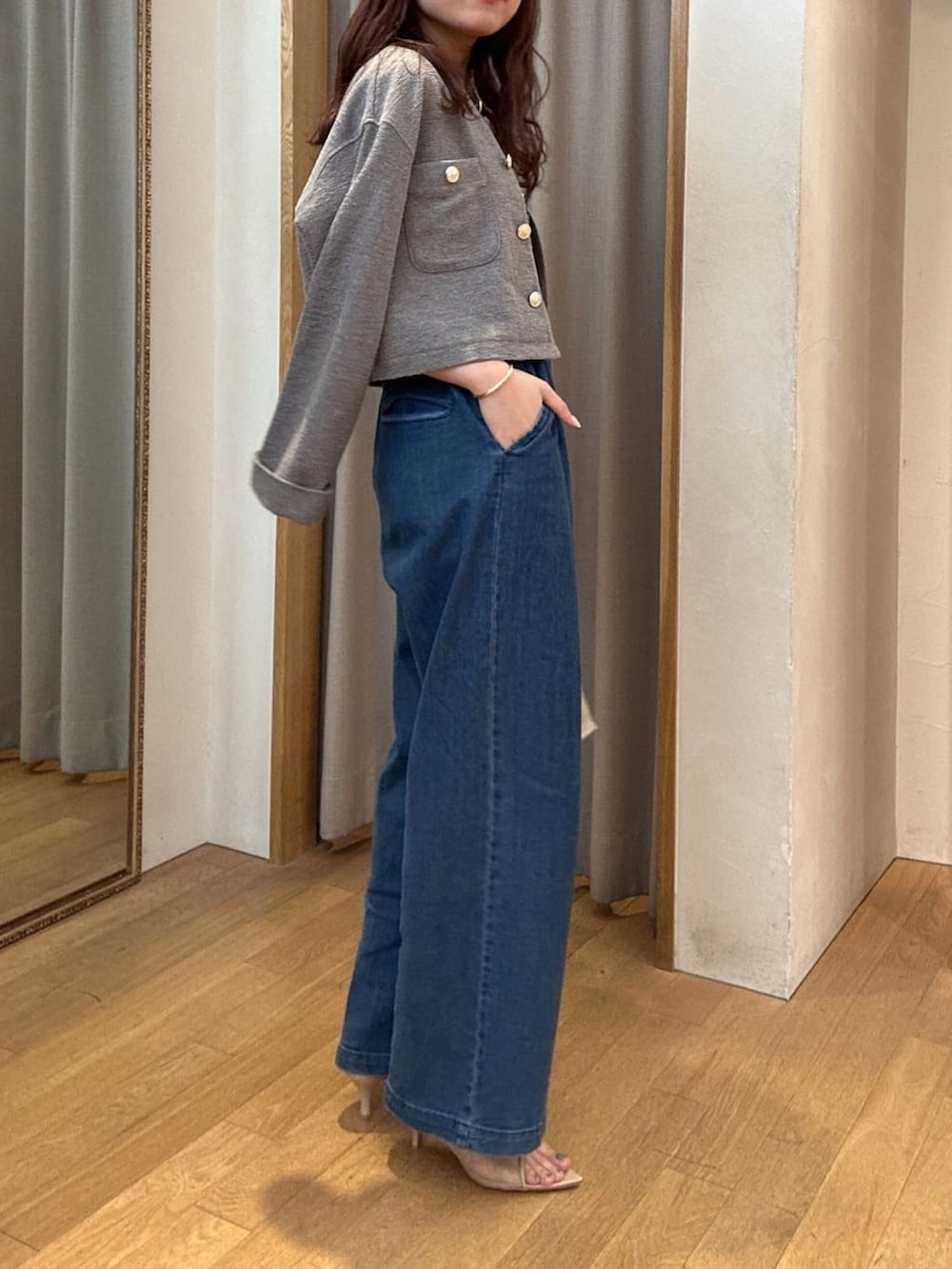 「お出かけコーデ、オトナ女子、休日コーデ、オトナカワイイ、キレイめコーデ、骨格ストレート、デニム、いまどきジャケット写真、ロンパース、ブルー、グレー、シンプルコーデ、サロペット、デニムコーデ、ボーダー」｜「COLLAGE GALLARDAGALANTEの【PAPILLONNER/パピヨネ】バンブーハンドルBAG（ハンドバッグ、グレー系）」を使った、EBINAさん（レディース・166cm）の春コーディネートの2枚目の写真