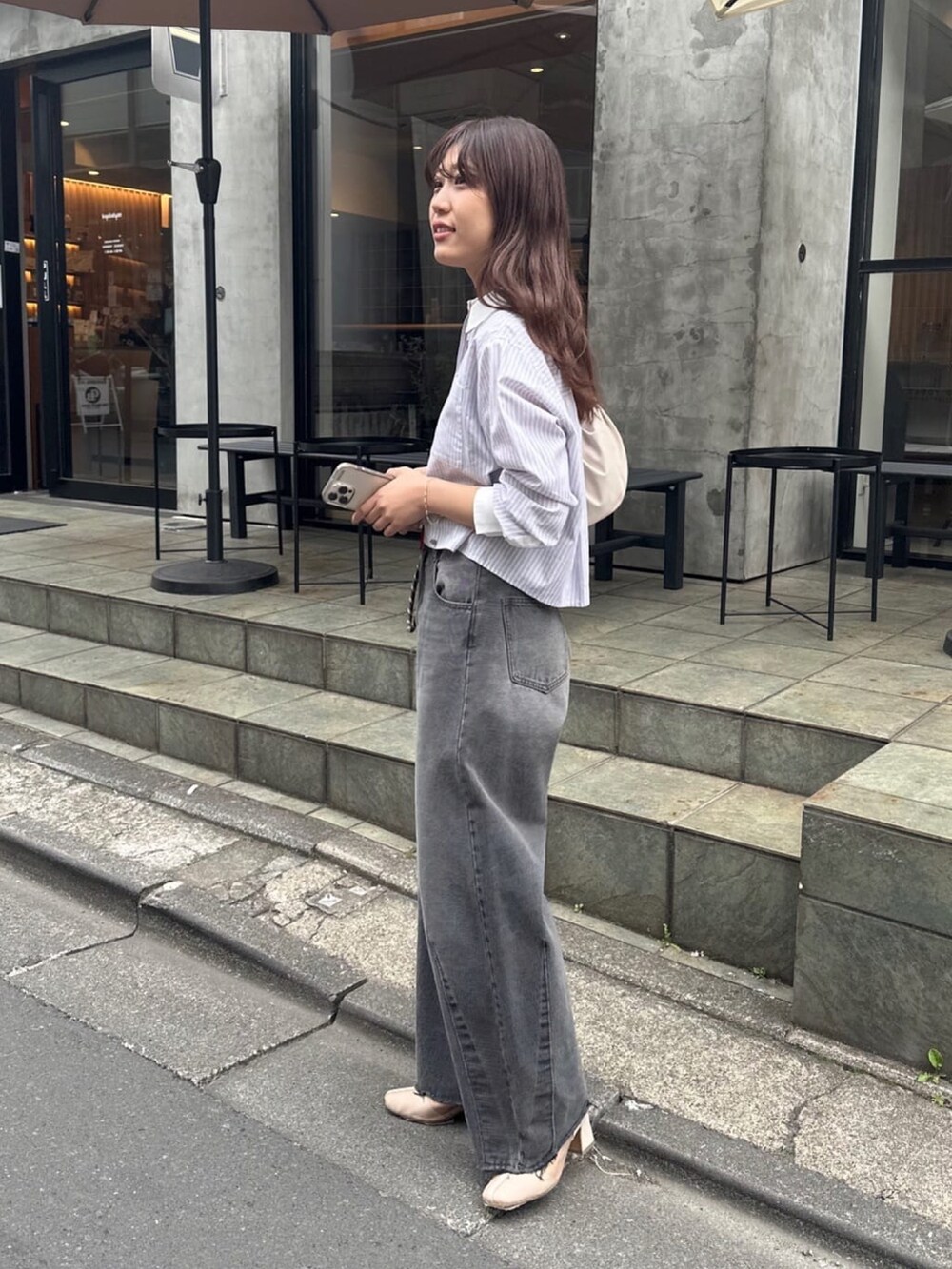 「休日コーデ、パンツスタイル、オトナ女子、春服コーデ、カジュアルコーデ、ラクチンコーデ、春、キレイめカジュアル、オトナカワイイ、モノトーンコーデ、パンツコーデ、デニム、デニムパンツ、デニムワイドパンツ、大人カジュアル」｜「COLLAGE GALLARDAGALANTEの【PAPILLONNER/パピヨネ】クロワッサンバッグ（トートバッグ、ホワイト系）」を使った、EBINAさん（レディース・166cm）の春コーディネートの2枚目の写真