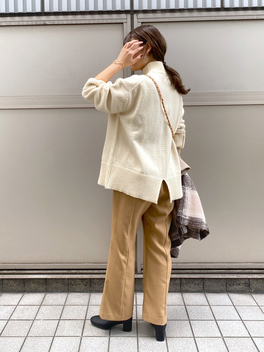 「シンプルコーデ、カジュアルコーデ、着回しコーデ、秋、おしゃれさんと繋がりたい、パンツスタイル、オトナ女子、大人コーデ、秋のコーデ、ブーツ、ハイネック、チェーンバッグ、チェックコート、骨格ストレート、イエベ秋」｜「COLLAGE GALLARDAGALANTEの【PAPILLONNER】ストレッチショートブーツ（ブーツ、ホワイト系）」を使った、EBINAさん（レディース・166cm）の秋コーディネートの2枚目の写真