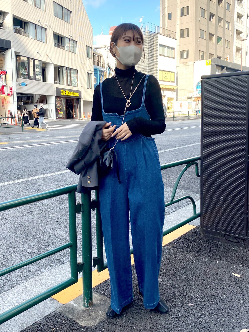 「服とコスメでなりたい自分に、休日スタイル、ブーツスタイル、キレイめカジュアル、おしゃれさんと繋がりたい、モノトーンコーデ、高身長女子、オールインワン」｜「COLLAGE GALLARDAGALANTEのウールライクダブルジャケット/セットアップ可（テーラードジャケット、グレー系）」を使った、EBINAさん（レディース・166cm）の冬コーディネートの2枚目の写真