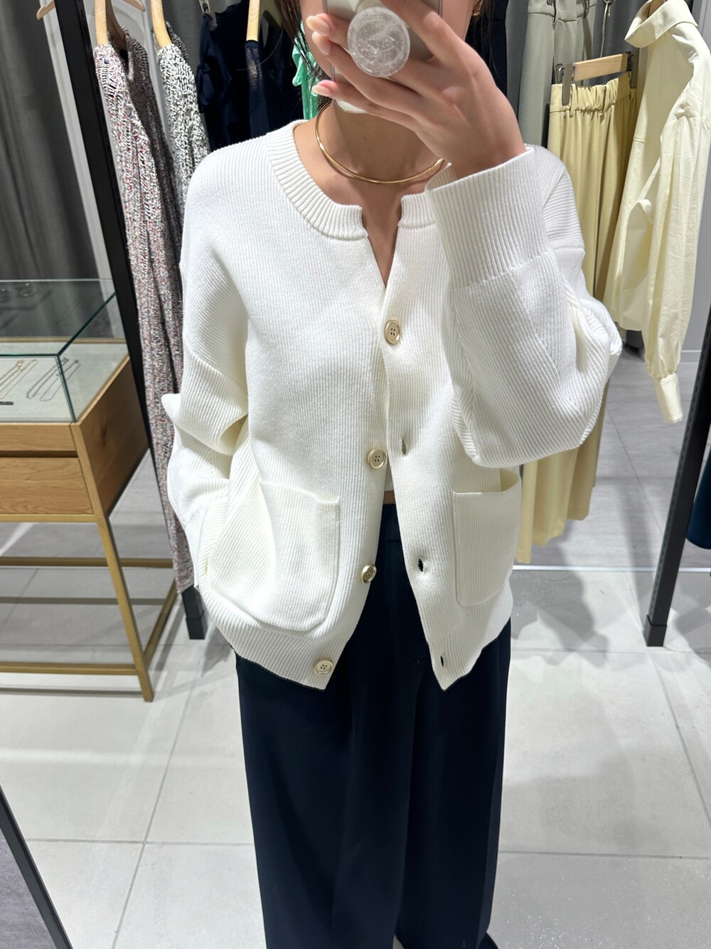 「今日のコーデ、春色、春先取り、大人ファッション、パンツコーデ」｜「COLLAGE GALLARDAGALANTEのスキッパーニットカーディガン/WEB限定カラー展開（カーディガン/ボレロ、ホワイト系）」を使った、EBINAさん（骨格ウェーブ・レディース・166cm）の冬コーディネートの2枚目の写真
