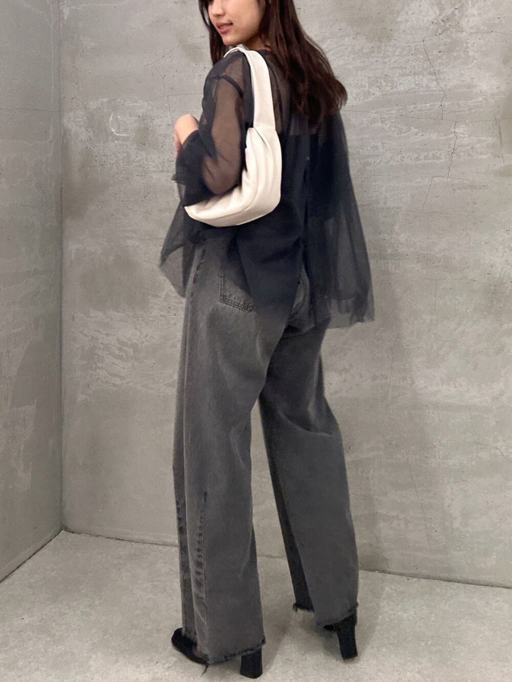 「春コーデ、オトナカジュアル、おでかけコーデ、休日スタイル、大人かわいい、大人女子、大人ガーリー、ブラック、ボリューム袖、淡色コーデ、デニムパンツ、大人コーデ、ブラックコーデ、肌見せ、シアートップス」｜「COLLAGE GALLARDAGALANTEの今季一押しデニム/ブルージュデニム/Q.anos/キュアノス（デニムパンツ、ブラック系）」を使った、EBINAさん（レディース・166cm）の春コーディネートの2枚目の写真