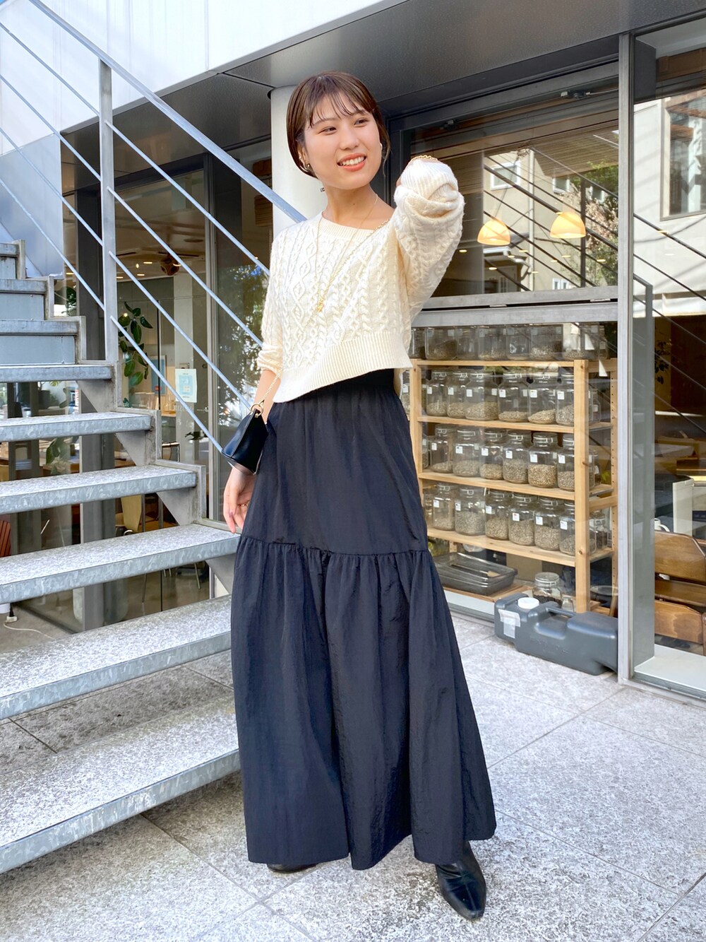 「カジュアル、オトナ女子、オトナカジュアル、ootd、淡色コーデ、秋コーデ、高身長コーデ、ベージュコーデ、ロングスカート、ティアードスカート、骨格ストレート、イエベ秋」｜「COLLAGE GALLARDAGALANTEのケーブルショートプルオーバー（ニット/セーター、ホワイト系）」を使った、EBINAさん（レディース・166cm）の夏コーディネートの2枚目の写真