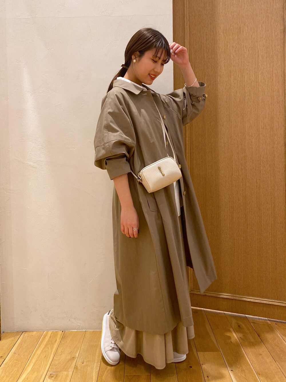 「チョコ色に染まれ、カジュアルコーデ、シンプルコーデ、春カラー、春服、オトナカジュアル、淡色コーデ、スカート、ブラウス、ブラウン、ベージュ、高身長コーデ」｜「COLLAGE GALLARDAGALANTEのボリューム袖リネンスプリングコート（ステンカラーコート、ブラウン系）」を使った、EBINAさん（レディース・166cm）の冬コーディネートの3枚目の写真