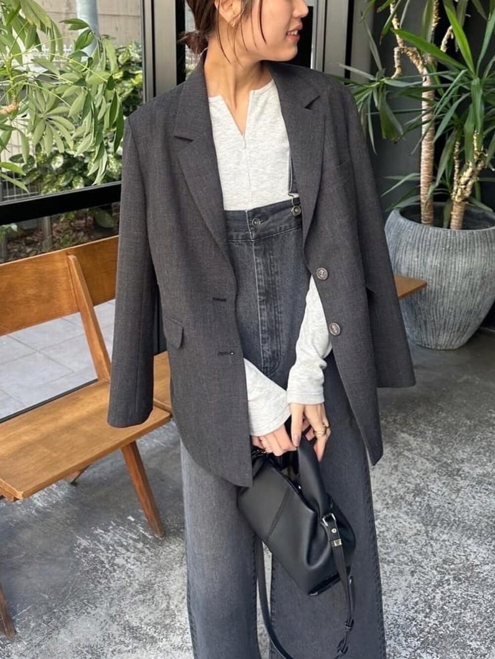 「春のNewスタイル、シンプル、ラフコーデ、グレー、デニム、デニムパンツ、サロペット、サロペットコーデ、ジャケット、ジャケットスタイル、ジャケットコーデ」|「COLLAGE GALLARDAGALANTEのサスペンダーデニム/5WAY/Q.anos(サロペット/オーバーオール、ブルー系)」を使った、EBINAさん(レディース・166cm)の春コーディネートの3枚目の写真