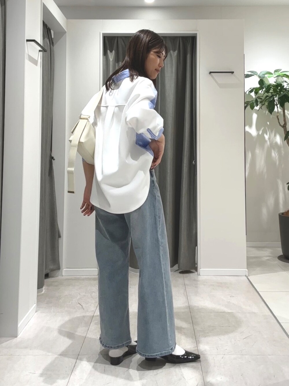「大人女子、キレイめカジュアル、シャツスタイル、ストライプ、ストライプシャツ、デニム、デニムパンツ、ワイドパンツ、ワイドデニム、春コーデ」｜「COLLAGE GALLARDAGALANTEのQ.anos/リラックススーパーワイド（デニムパンツ、ブルー系）」を使った、EBINAさん（レディース・166cm）の冬コーディネートの2枚目の写真