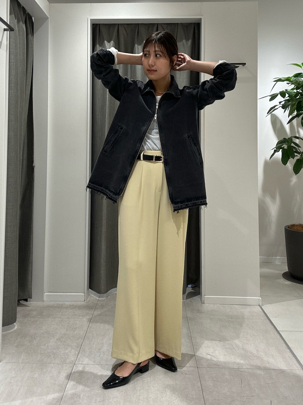 「ロンT、春コーデ、シアートップス、大人かわいい、おでかけコーデ、パンツコーデ、休日、きれいめカジュアル、オトナカジュアル、デニムジャケット、デニムコーデ、オトナ女子、イエローコーデ、イエロー×ブラック、イエロー」|「COLLAGE GALLARDAGALANTEのジャージワイドパンツ/セットアップ可/WEB限定カラー・サイズ展開(その他パンツ、イエロー系)」を使った、EBINAさん(骨格ウェーブ・レディース・166cm)の春コーディネートの2枚目の写真
