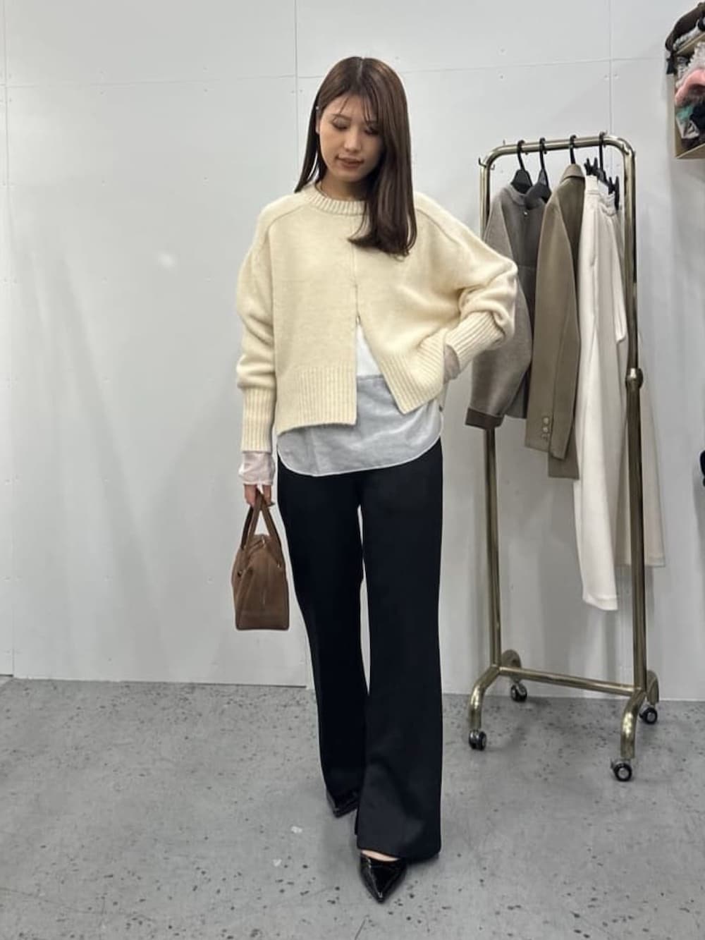 ホワイト系のニット/セーター、ホワイト系のTシャツ/カットソー、ブラック系のその他パンツを着用したレディースの冬コーディネートの2枚目の写真