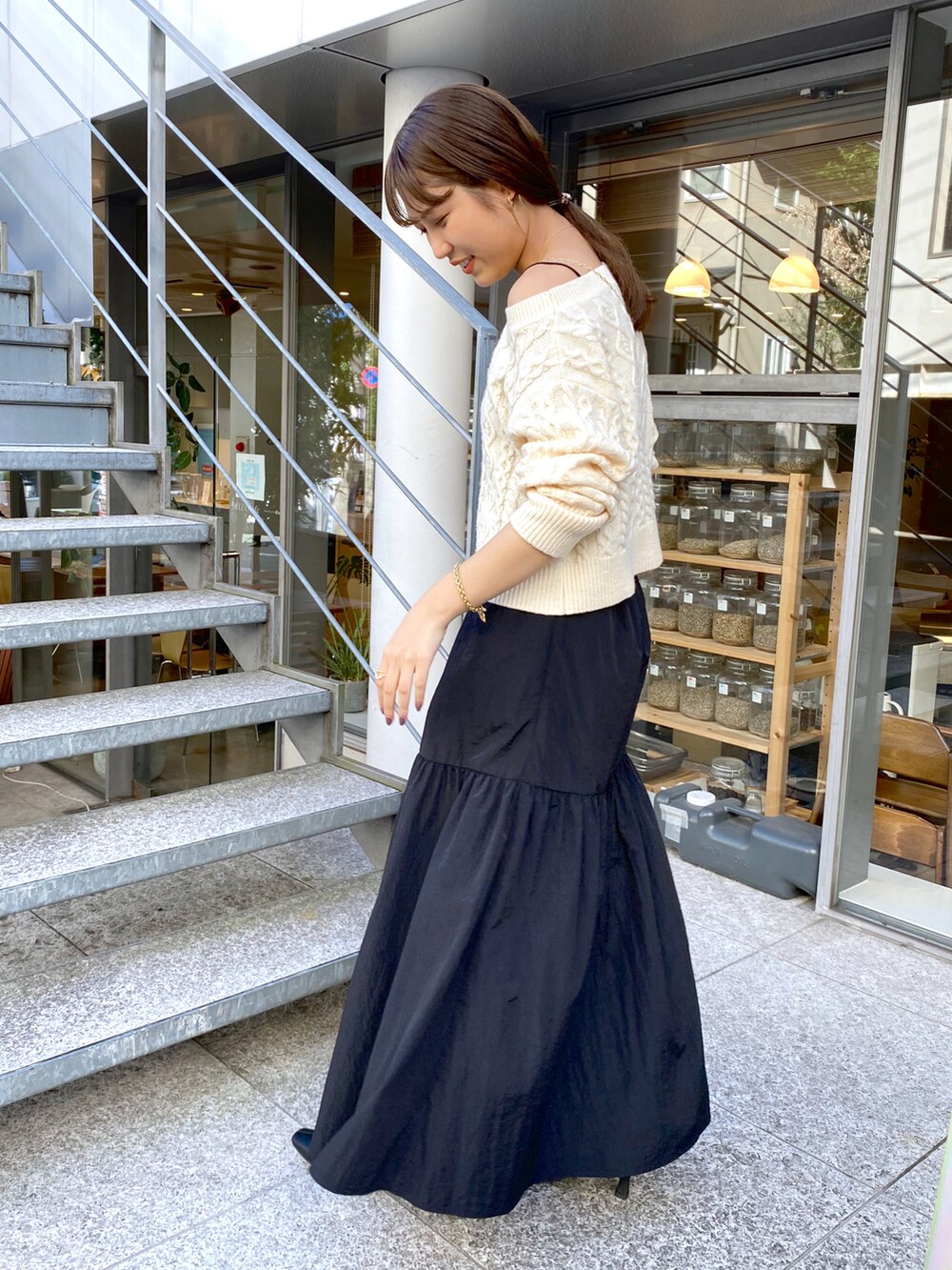 「カジュアル、オトナ女子、オトナカジュアル、ootd、淡色コーデ、秋コーデ、高身長コーデ、ベージュコーデ、ロングスカート、ティアードスカート、骨格ストレート、イエベ秋」｜「COLLAGE GALLARDAGALANTEのケーブルショートプルオーバー（ニット/セーター、ホワイト系）」を使った、EBINAさん（レディース・166cm）の夏コーディネートの3枚目の写真