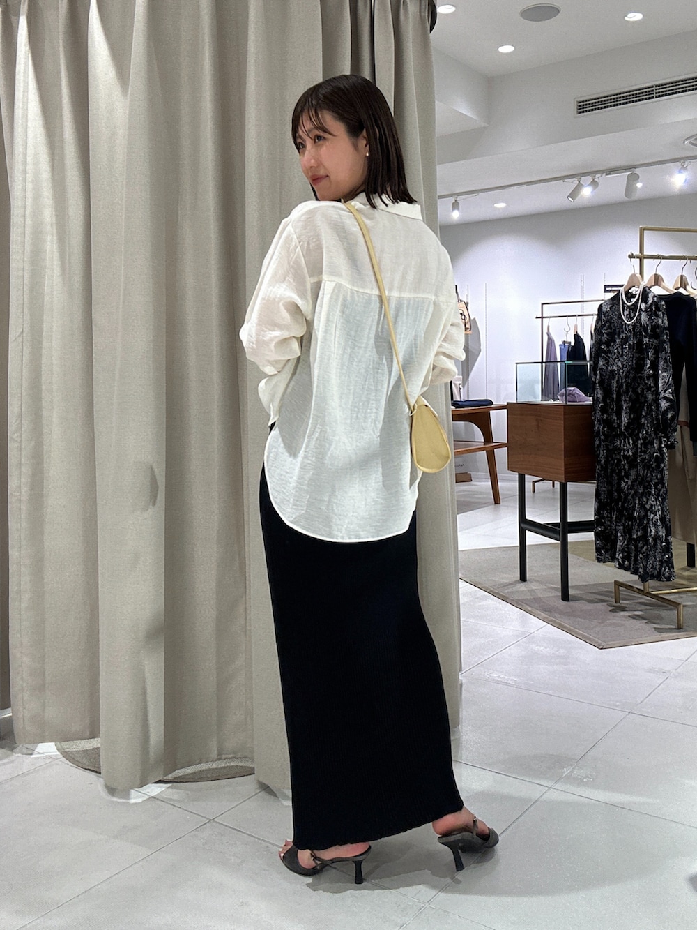 「春のNewスタイル、春服コーデ、おでかけコーデ、きれいめカジュアル、オトナ女子、シアーシャツ、シアーシャツコーデ、シアートップス」｜「COLLAGE GALLARDAGALANTEのセミタイトリブニットスカート（スカート、ブラック系）」を使った、EBINAさん（レディース・166cm）の春コーディネートの2枚目の写真