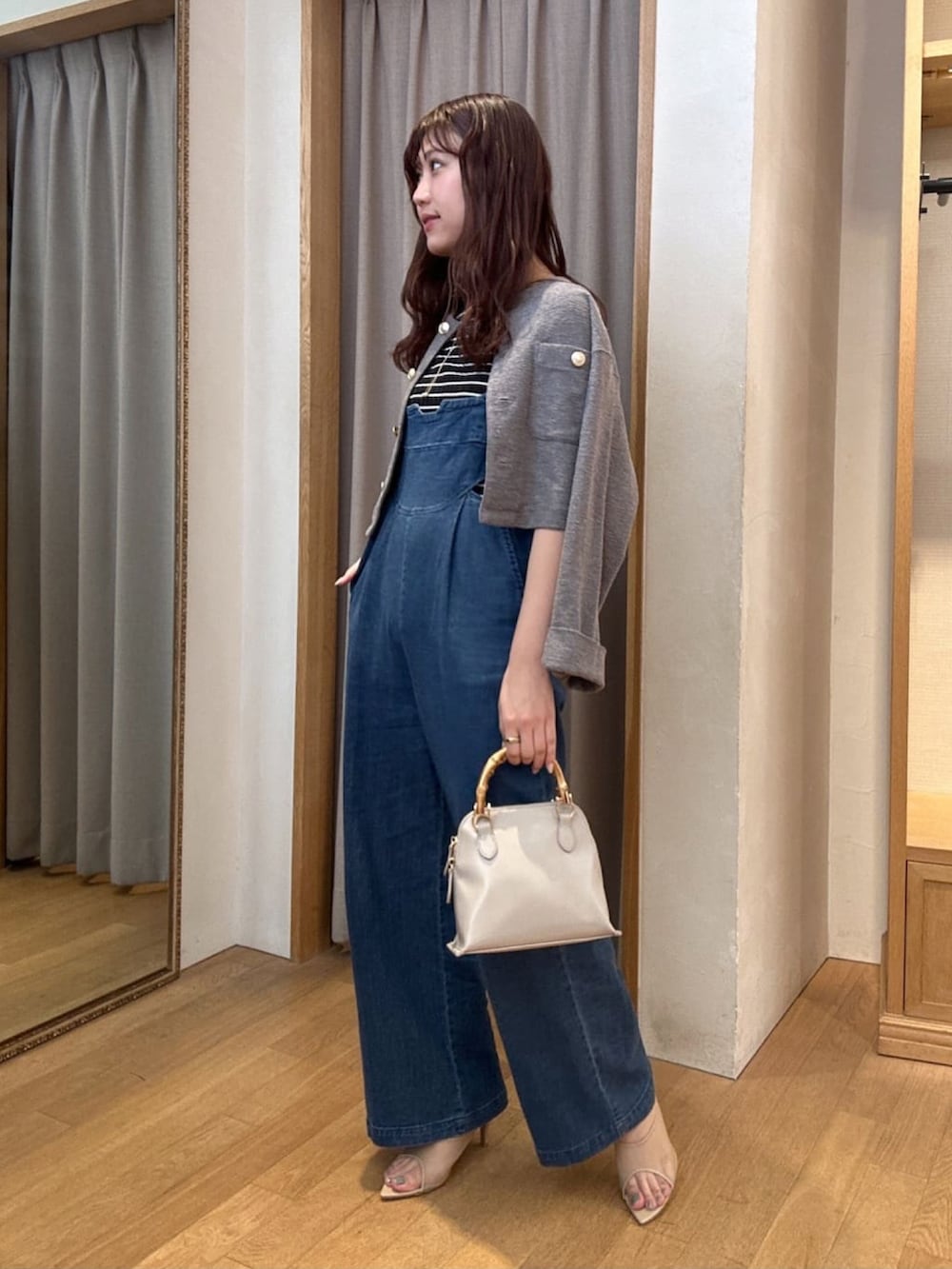 「お出かけコーデ、オトナ女子、休日コーデ、オトナカワイイ、キレイめコーデ、骨格ストレート、デニム、いまどきジャケット写真、ロンパース、ブルー、グレー、シンプルコーデ、サロペット、デニムコーデ、ボーダー」｜「COLLAGE GALLARDAGALANTEの【PAPILLONNER/パピヨネ】バンブーハンドルBAG（ハンドバッグ、グレー系）」を使った、EBINAさん（レディース・166cm）の春コーディネートの3枚目の写真