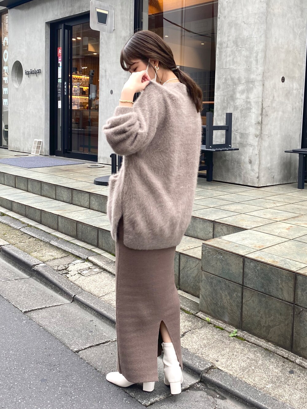 「カジュアル、シンプルスタイル、大人カジュアル、シンプルコーデ、今日のコーデ、おしゃれさんと繋がりたい、休日コーデ、秋色、ロングスカート、骨格ストレート、キレイめコーデ、秋、秋コーデ、ニットカーディガン、ニットスカート」｜「COLLAGE GALLARDAGALANTEの数量限定/早い者勝ち/虜になる着心地/フォックスカシミヤカーディガン（カーディガン/ボレロ、グレー系）」を使った、EBINAさん（レディース・166cm）の秋コーディネートの2枚目の写真