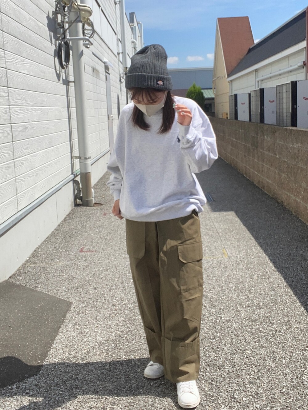 グリーン系のその他パンツ、グレー系のスウェット、グレー系のニットキャップ/ビーニーを着用したレディースの秋コーディネートの2枚目の写真