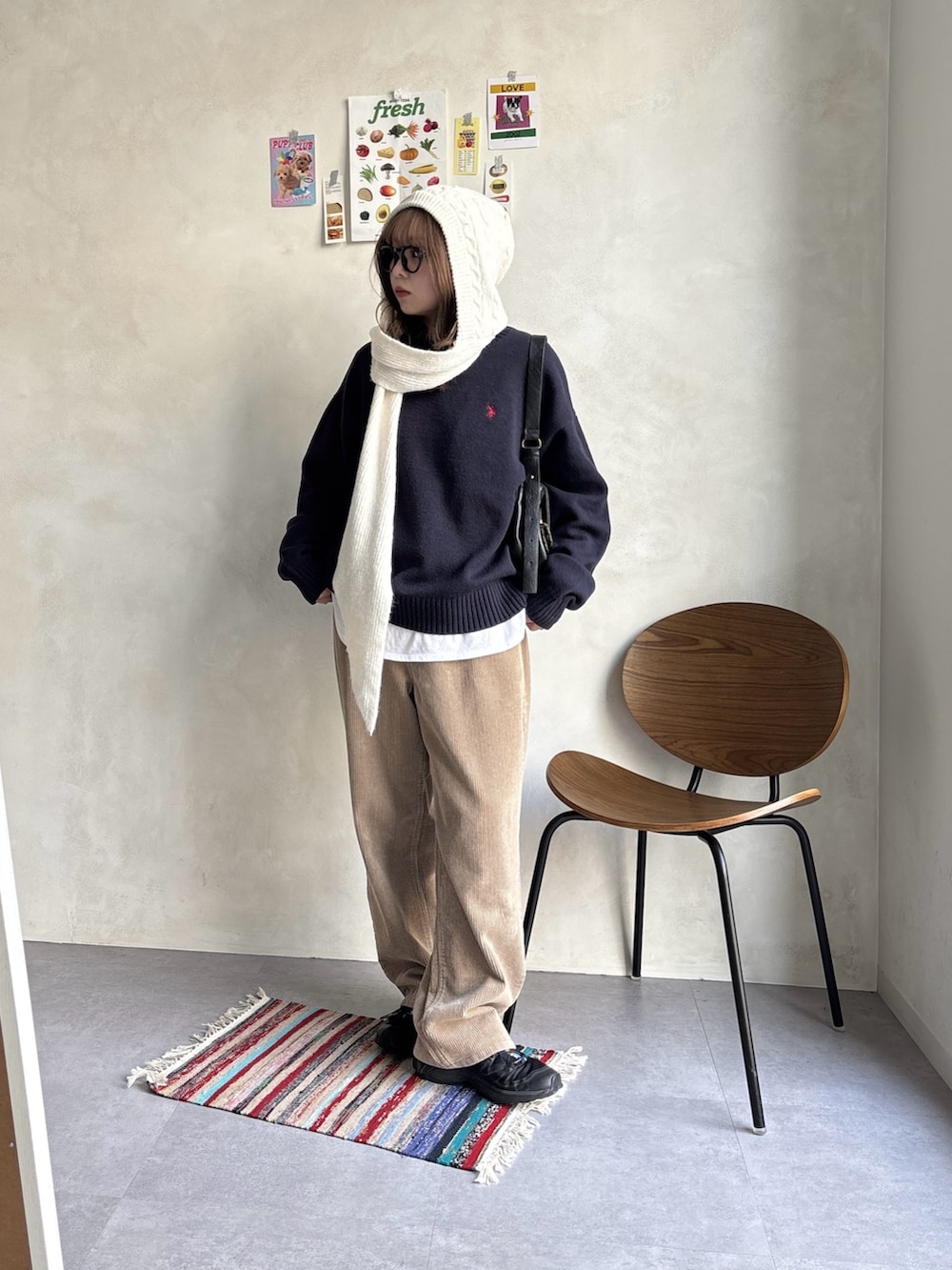 ホワイト系のその他パンツ、ブラック系のブルゾン、ブルー系のニット/セーターを着用したレディースの冬コーディネートの2枚目の写真