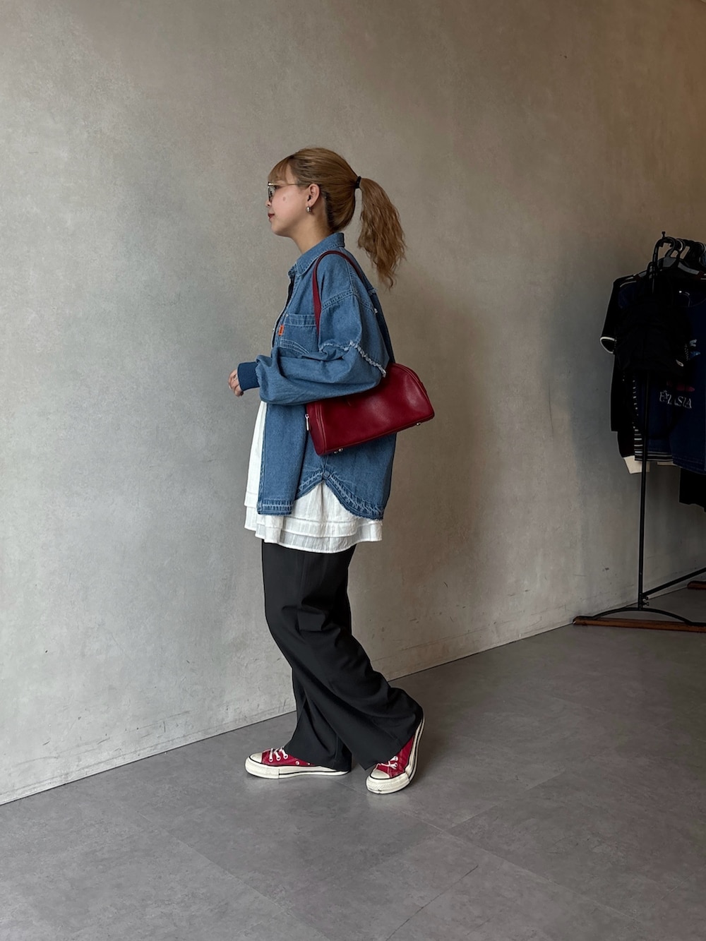 ホワイト系のワンピース、ブルー系のシャツ/ブラウス、グレー系のその他パンツを着用したレディースの夏コーディネートの2枚目の写真