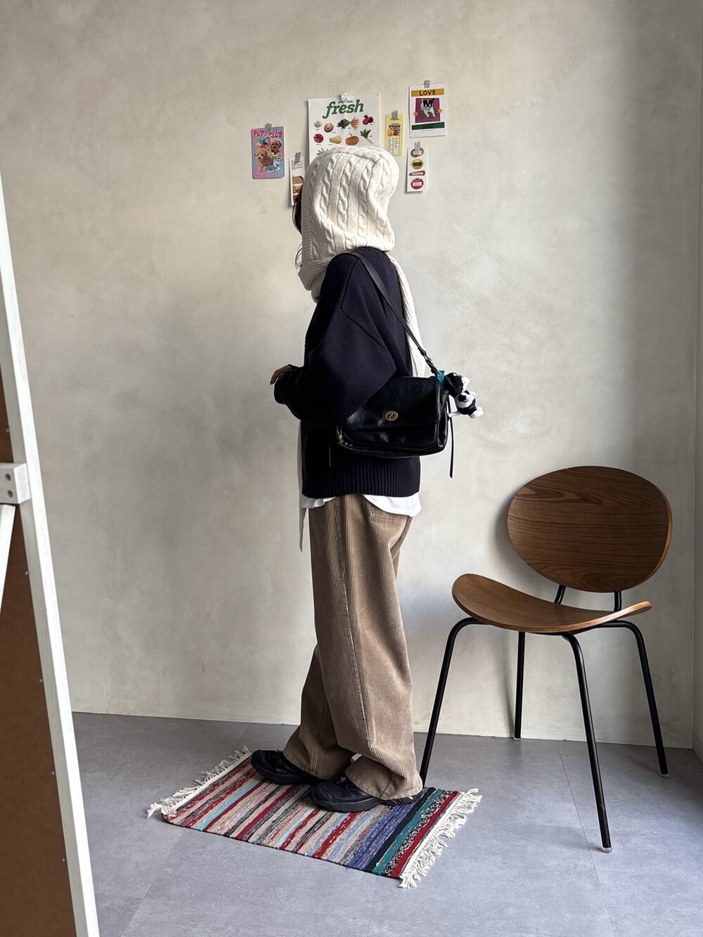 ホワイト系のその他パンツ、ブラック系のブルゾン、ブルー系のニット/セーターを着用したレディースの冬コーディネートの4枚目の写真