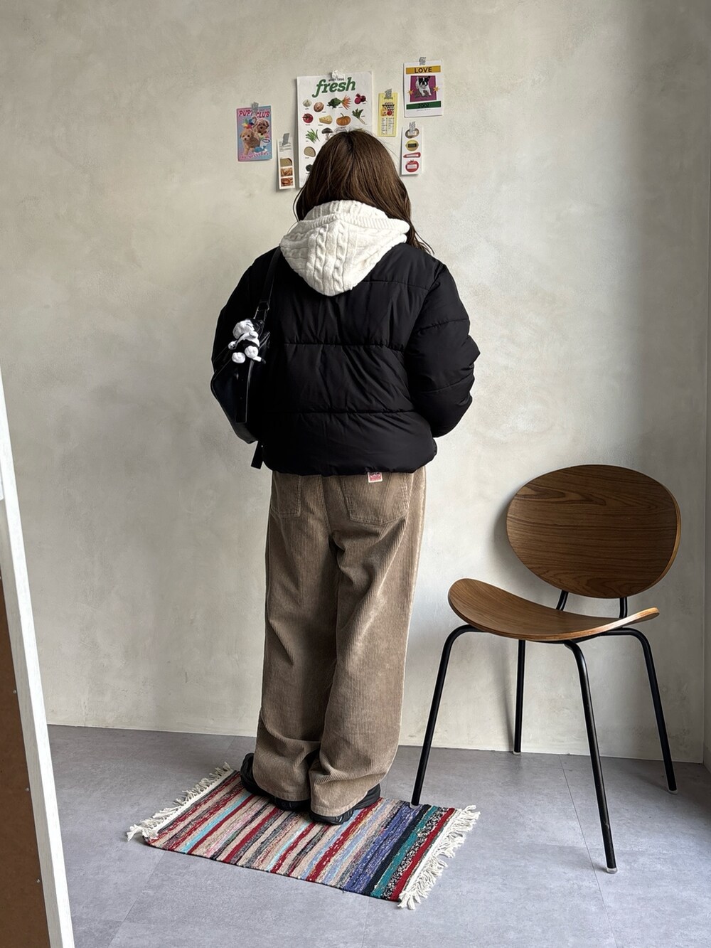ホワイト系のその他パンツ、ブラック系のブルゾン、ブルー系のニット/セーターを着用したレディースの冬コーディネートの6枚目の写真
