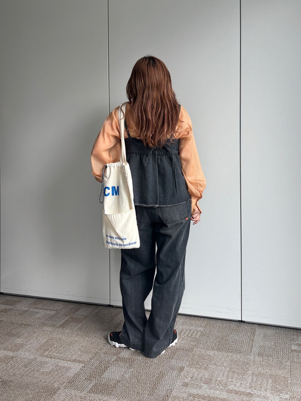 ブラック系のシャツ/ブラウス、ブラック系のデニムパンツ、ホワイト系のトートバッグを着用したレディースの夏コーディネートの2枚目の写真