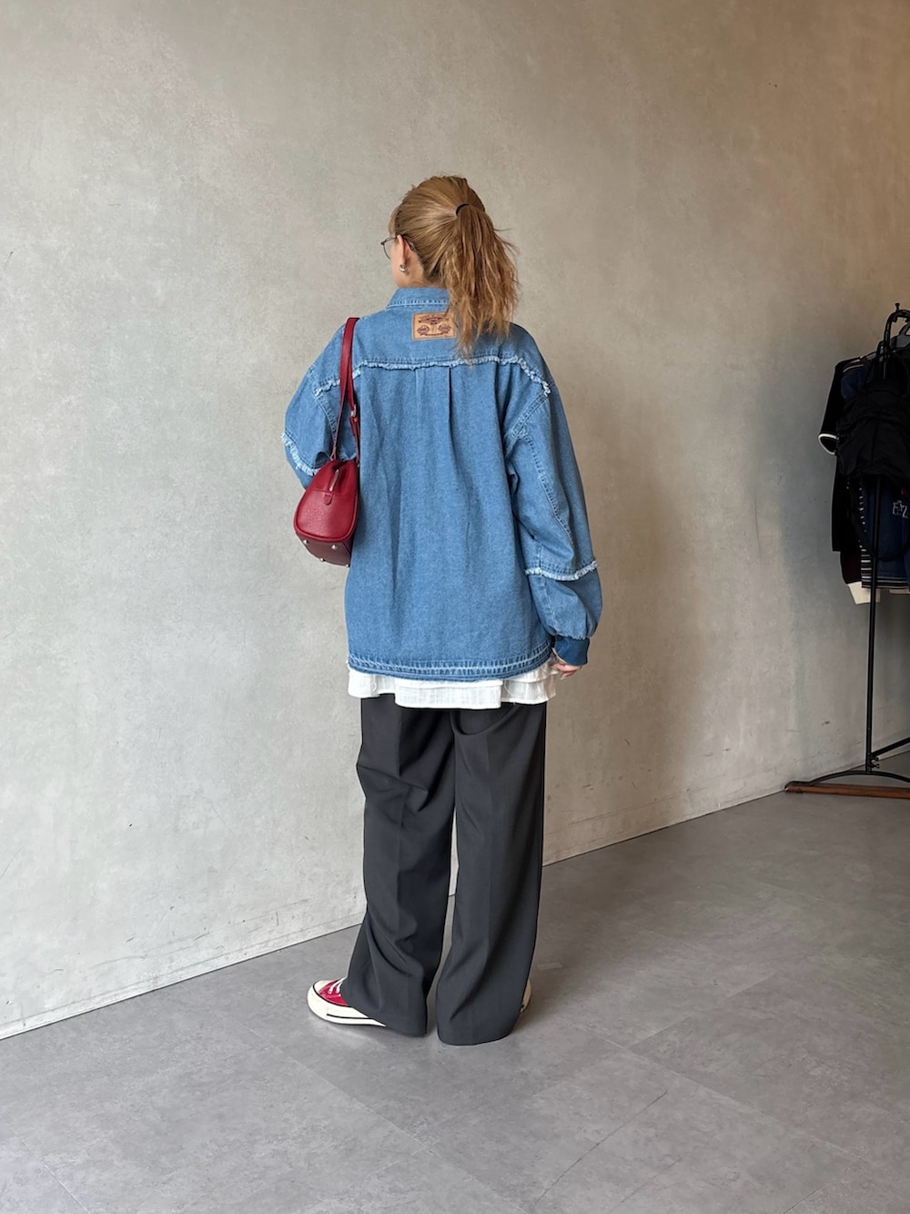 ホワイト系のワンピース、ブルー系のシャツ/ブラウス、グレー系のその他パンツを着用したレディースの夏コーディネートの3枚目の写真