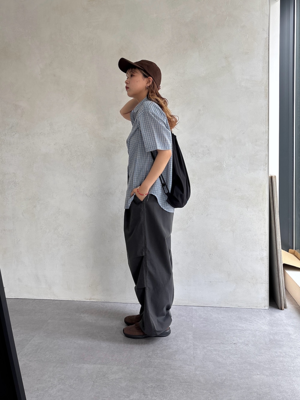 ブルー系のシャツ/ブラウス、ブラック系のその他パンツを着用したレディースの夏コーディネートの2枚目の写真