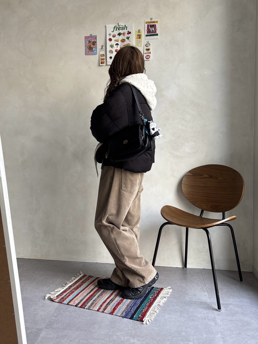 ホワイト系のその他パンツ、ブラック系のブルゾン、ブルー系のニット/セーターを着用したレディースの冬コーディネートの5枚目の写真
