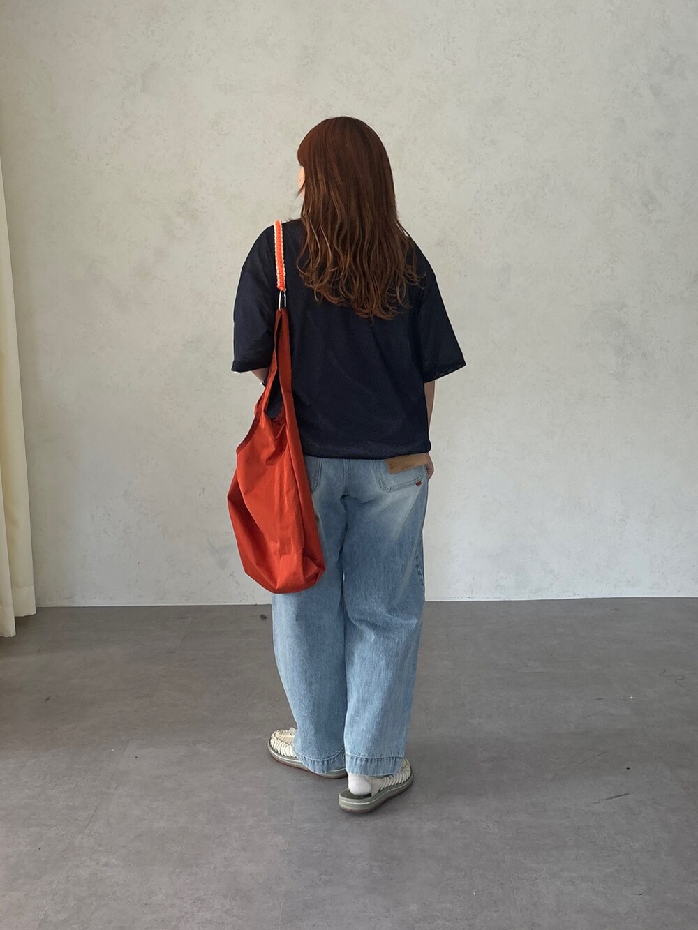 ブルー系のTシャツ/カットソー、ブルー系のデニムパンツ、ホワイト系のショルダーバッグを着用したレディースの夏コーディネートの2枚目の写真
