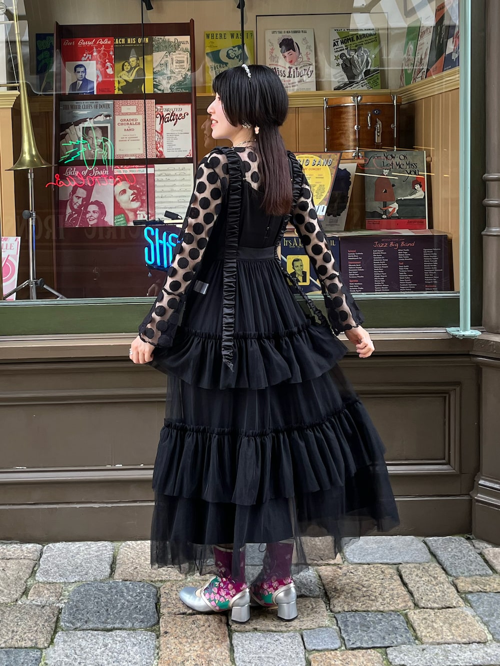 ゴールド系のシューズ、ブラック系のその他トップス、ブラック系のスカートを着用したレディースの夏コーディネートの2枚目の写真