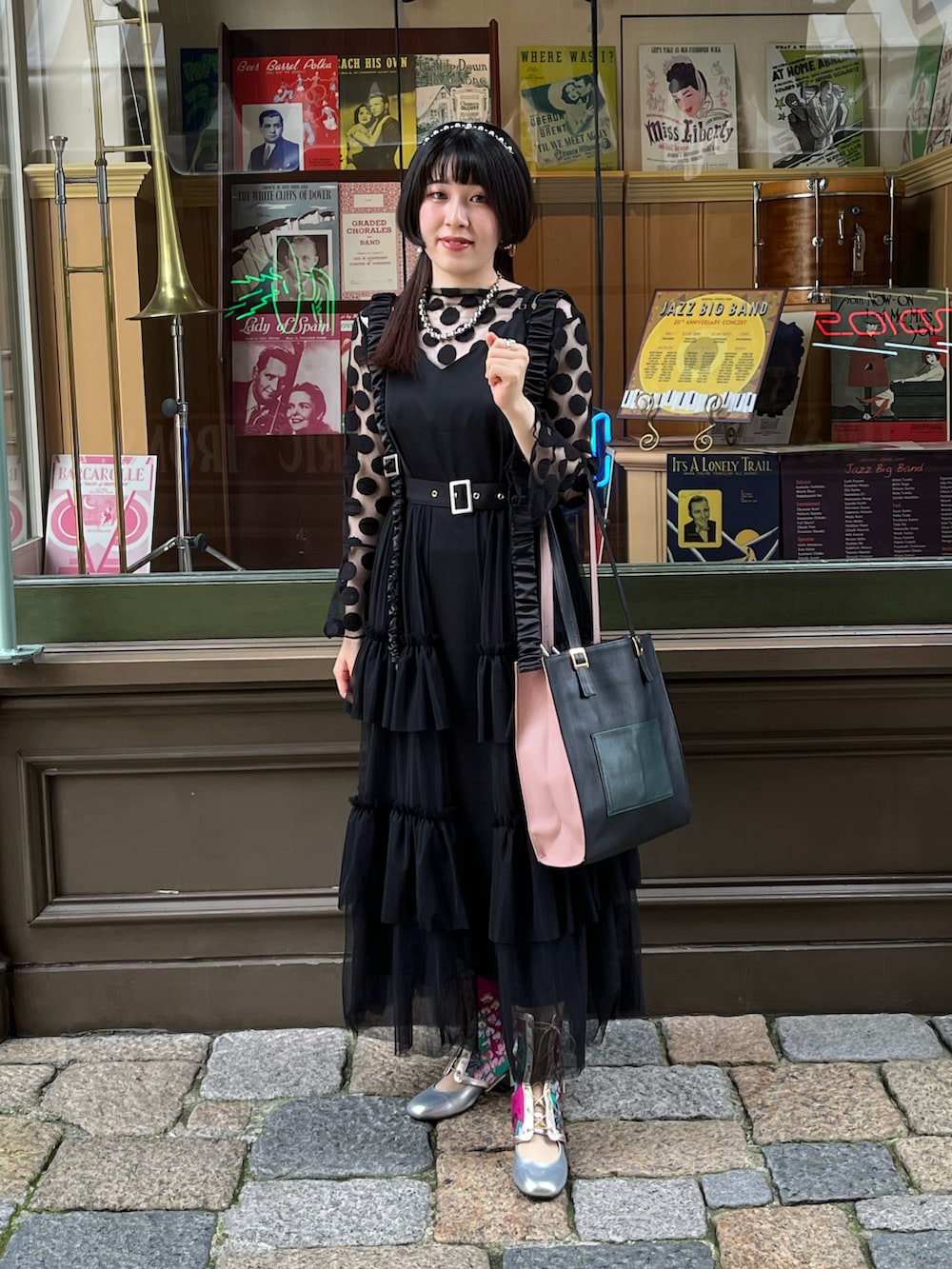 ゴールド系のシューズ、ブラック系のその他トップス、ブラック系のスカートを着用したレディースの夏コーディネートの3枚目の写真